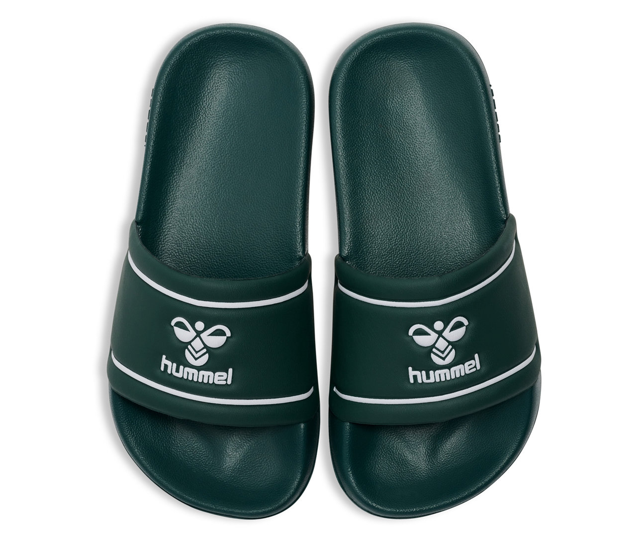 Draufsicht auf ein Paar grüne hummel® Badelatschen Pool Slide JR mit weißem Logo und Streifen.