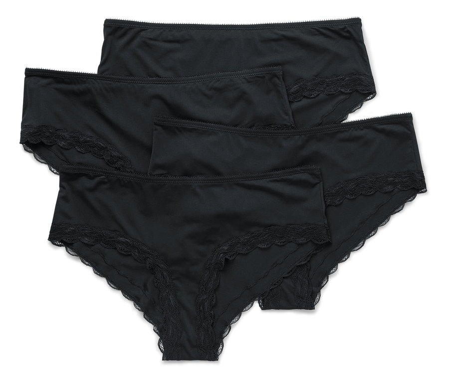 Vier schwarze Damenslips mit Spitzenbesatz liegen übereinander auf einem weißen Hintergrund.