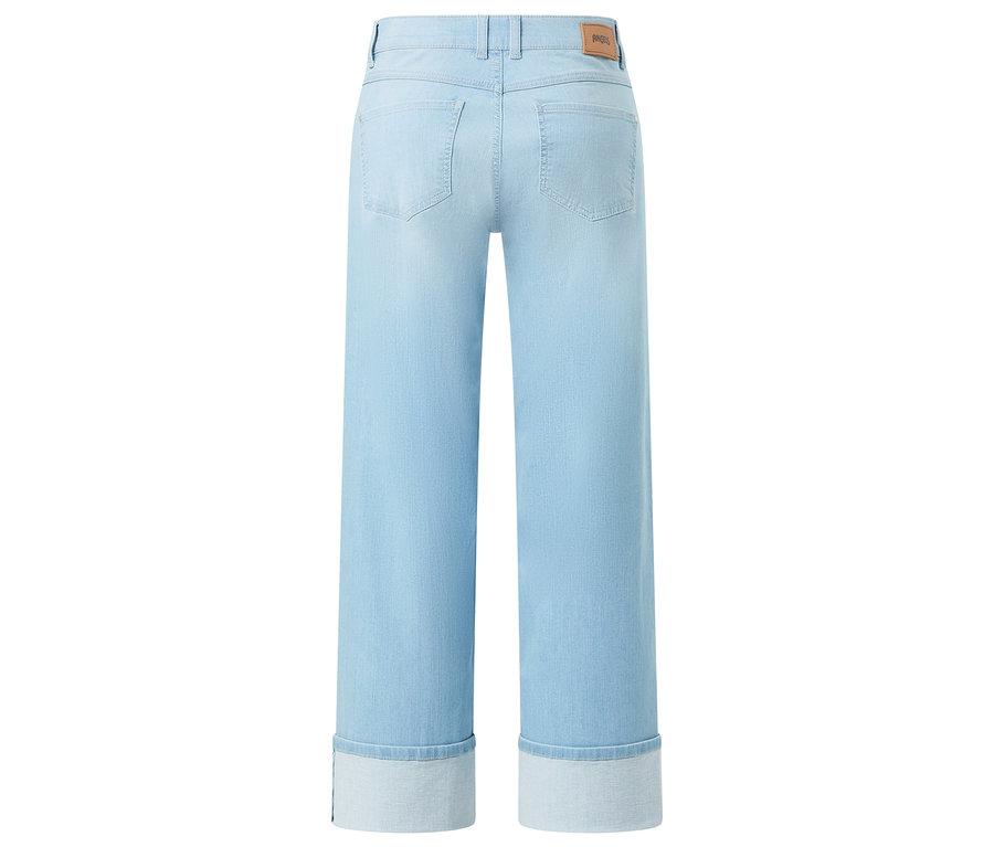 Rückansicht einer hellblauen, weit geschnittenen Jeans mit hochgekrempeltem Saum.