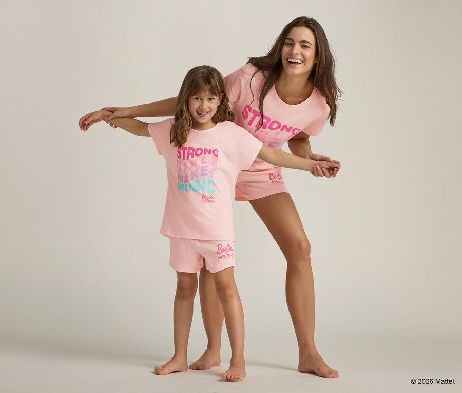Mädchen und Frau posieren in passenden rosa Barbie-Shorts und T-Shirts mit der Aufschrift "Strong"