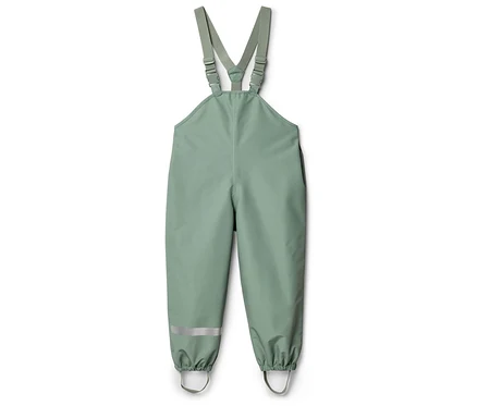 Grüne Regenhose mit Hosenträgern und Reflektorstreifen an den Beinen, freigestellt vor weißem Hintergrund.