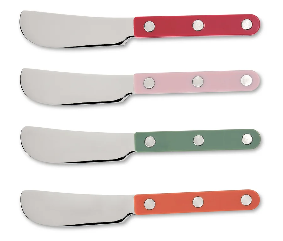 Vier Buttermesser mit roten, rosa, grünen und orangefarbenen Griffen liegen übereinander.