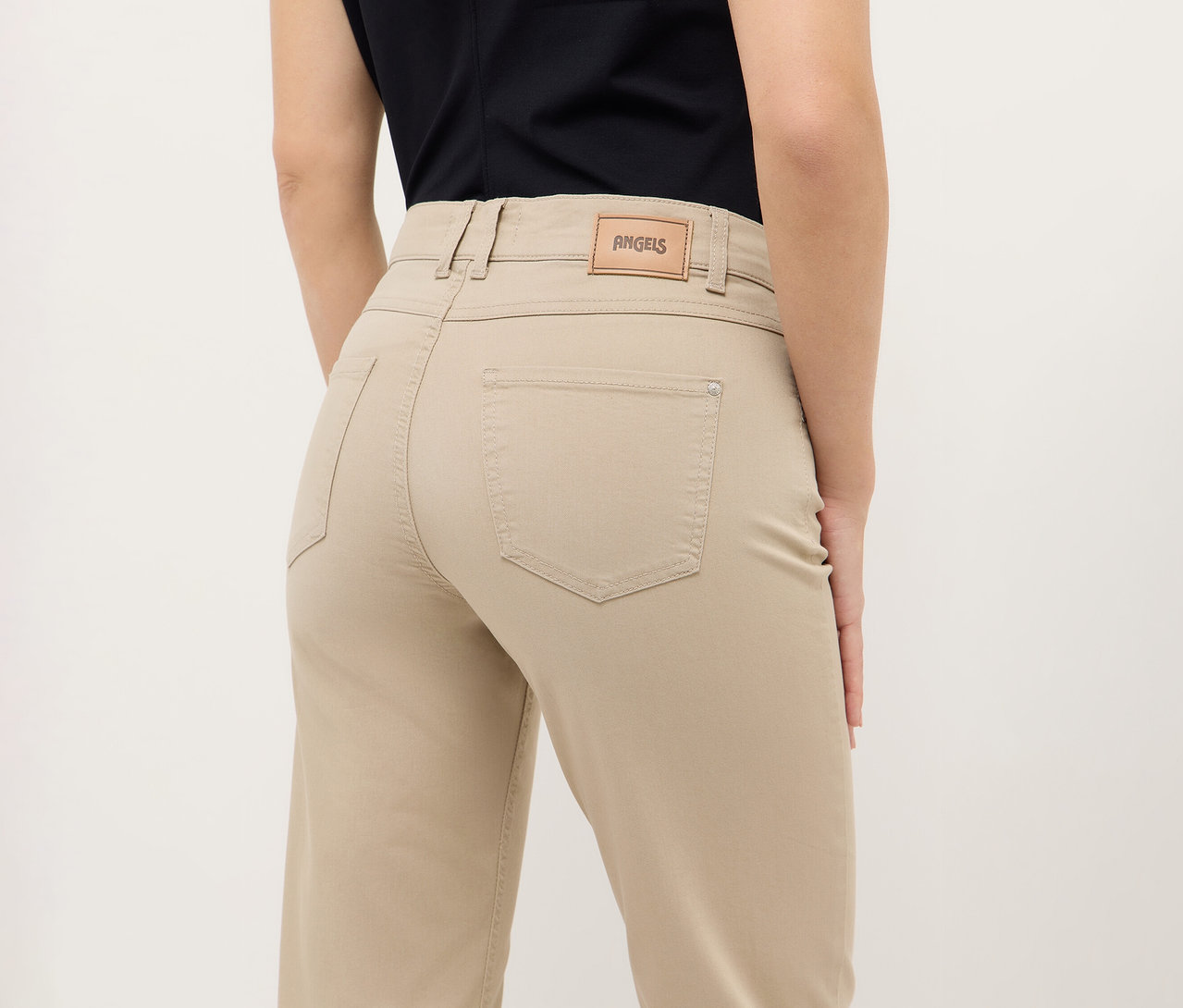 Rückansicht einer Frau, die Angels Denim »Lara« Straight Fit Jeans trägt.