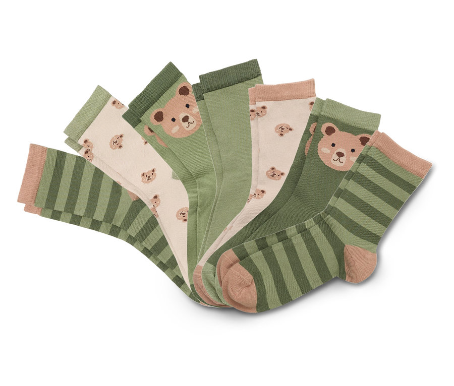 Fünf Socken liegen gefächert: grün gestreift, beige mit Bärchen, uni grün, beige mit Bärchen und grün gestreift.