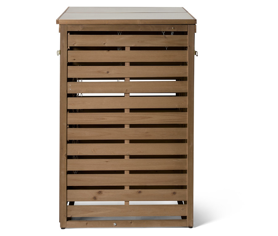 Holzschrank mit horizontalen Lamellen und einem hellen Oberteil, stehend auf einem weißen Untergrund.