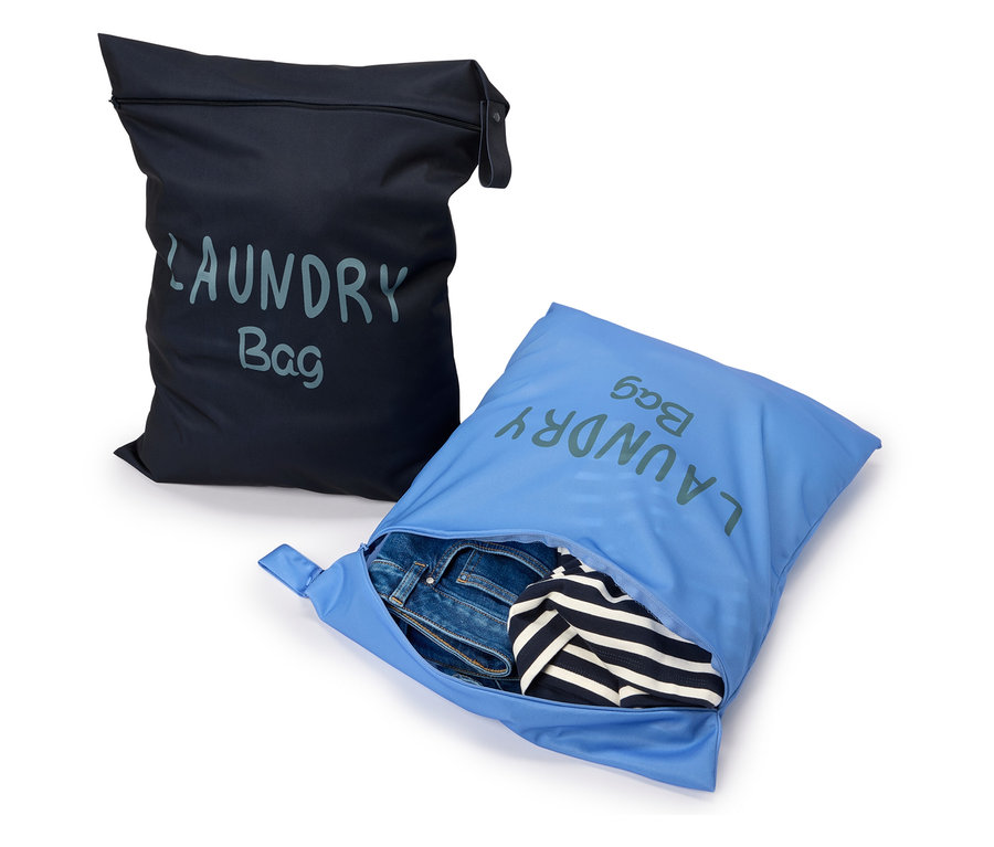 Zwei Wäschebeutel, einer schwarz und einer blau, wobei der blaue mit Jeans und einem gestreiften Hemd gefüllt ist.