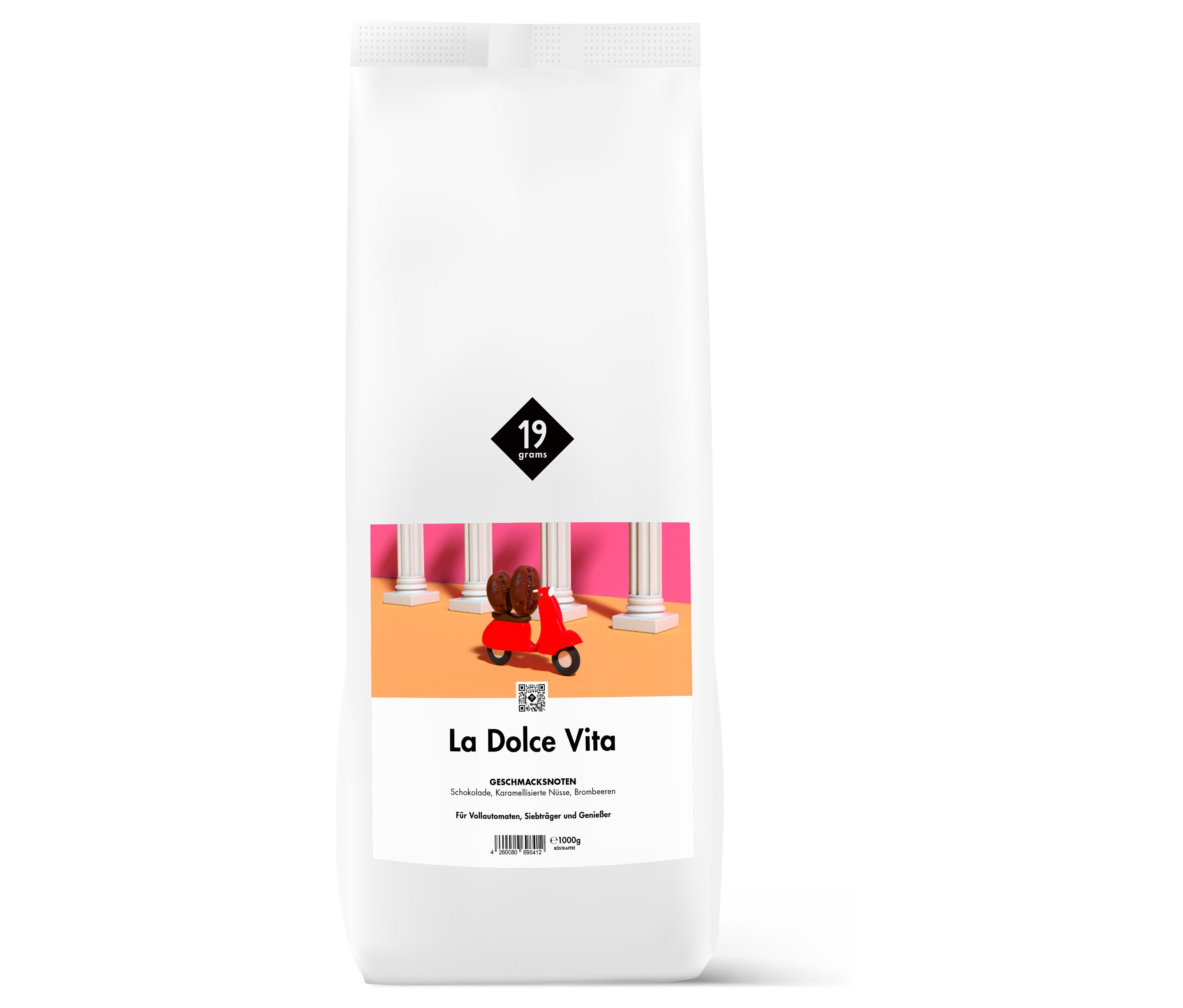 Eine weiße Tüte Kaffee der Marke "La Dolce Vita" mit Schokoladen-, Karamellnuss- und Brombeergeschmack.