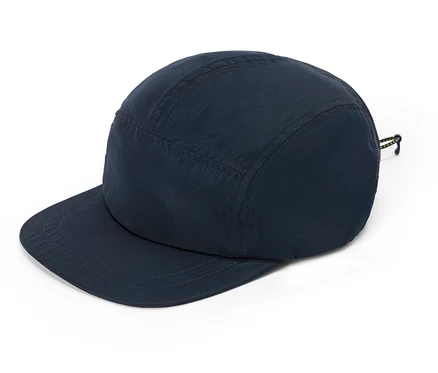 Marineblaue Kappe mit flachem Schirm liegt auf einem weißen Hintergrund.