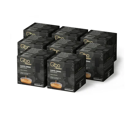 Acht schwarze Packungen Qbo Caffè BABA BUDAN Kaffeekapseln, insgesamt 216 Stück. Jede Packung enthält 27 Caffè Crema Kapseln mit Intensität 9/10 aus Indien und Brasilien.