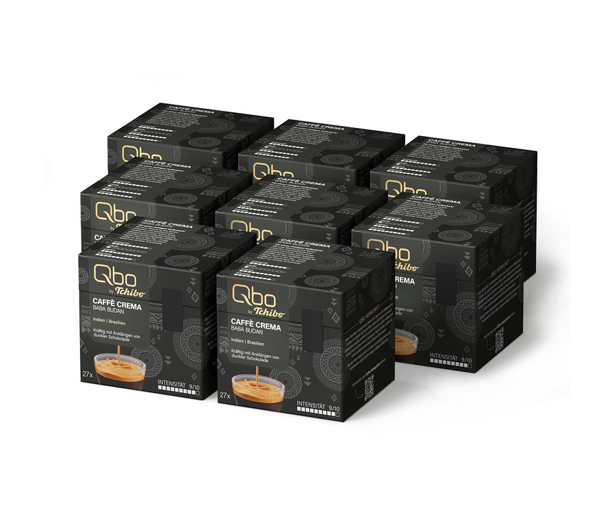 Acht schwarze Packungen Qbo Caffè BABA BUDAN Kaffeekapseln, insgesamt 216 Stück. Jede Packung enthält 27 Caffè Crema Kapseln mit Intensität 9/10 aus Indien und Brasilien.