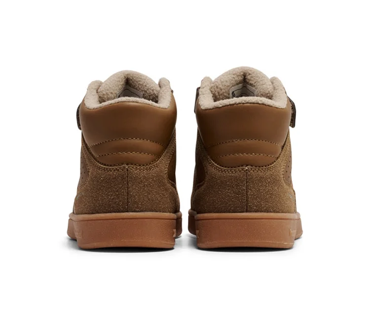 Zwei braune hummel® St Power Play Mid Wt Jr Sneaker, von hinten. Sie zeigen ein braunes Obermaterial, eine braune Wildleder-Optik an der Ferse und ein helles, flauschiges Futter am Knöchel, mit braunen Sohlen.