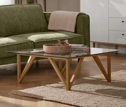 Ein grünes 3-Sitzer-Cordsofa steht im Wohnzimmer, daneben eine schwarze Stehleuchte aus Metall und ein weißes Highboard »Bekeson«.
