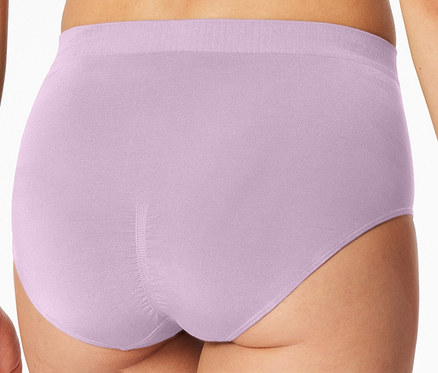 Rückenansicht einer Person, die einen helllila nahtlosen Slip mit geripptem Bund und vertikaler Rippstruktur trägt.