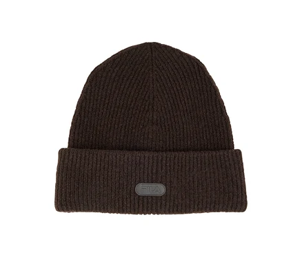 Dunkelbraune gerippte Beanie mit umgeschlagenem Bund und einem schwarzen Fila-Logo-Patch vorne.