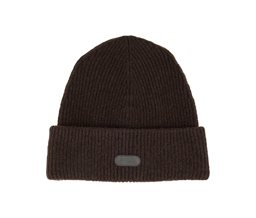 Dunkelbraune gerippte Beanie mit umgeschlagenem Bund und einem schwarzen Fila-Logo-Patch vorne.