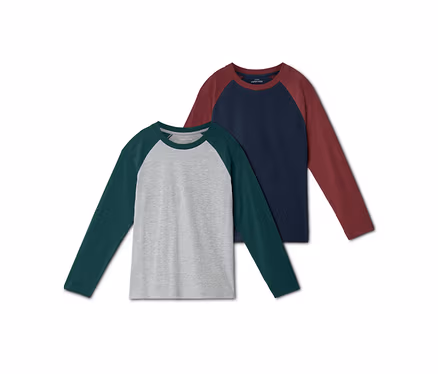 Zwei langärmelige Raglan-T-Shirts liegen übereinander. Das vordere Shirt ist grau mit dunkelgrünen Ärmeln, das hintere ist dunkelblau mit weinroten Ärmeln.