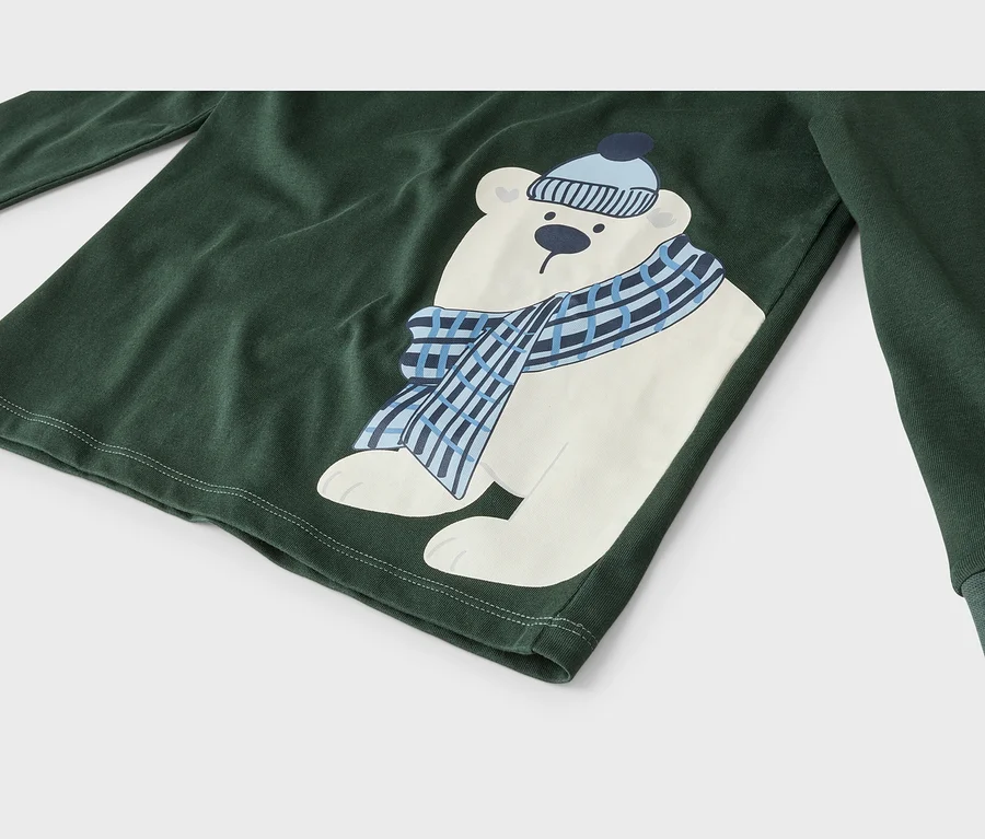 Dunkelgrünes Langarmshirt mit einem weißen Eisbären-Aufdruck, der eine hellblaue Mütze und einen blau karierten Schal trägt.