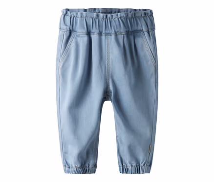 Hellblaue Babyhose mit elastischem Bund, zwei Vordertaschen und elastischen Bündchen.
