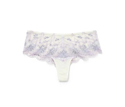 Elfenbeinfarbener Tanga mit lila Blumenmuster auf weißem Hintergrund.