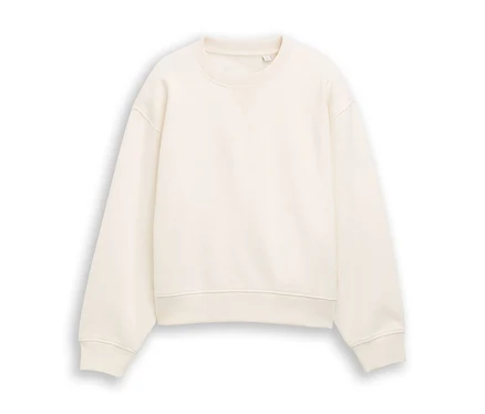 Cremefarbenes Rundhals-Sweatshirt mit langen Ärmeln, gerippten Bündchen und Saum, flach auf weißem Hintergrund liegend.