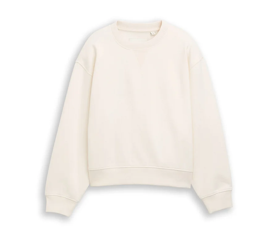 Cremefarbenes Rundhals-Sweatshirt mit langen Ärmeln, gerippten Bündchen und Saum, flach auf weißem Hintergrund liegend.