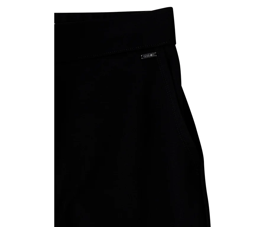 Schwarze CECIL Stoffhose mit sichtbarem Bund und einem kleinen silbernen CECIL-Logo-Tag am Bund.