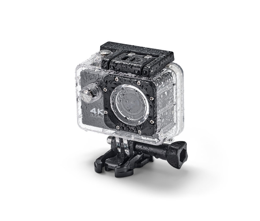 Nahaufnahme einer Action-Cam mit 4K-Auflösung in einem transparenten, wasserdichten Gehäuse, das mit Wassertropfen bedeckt ist.