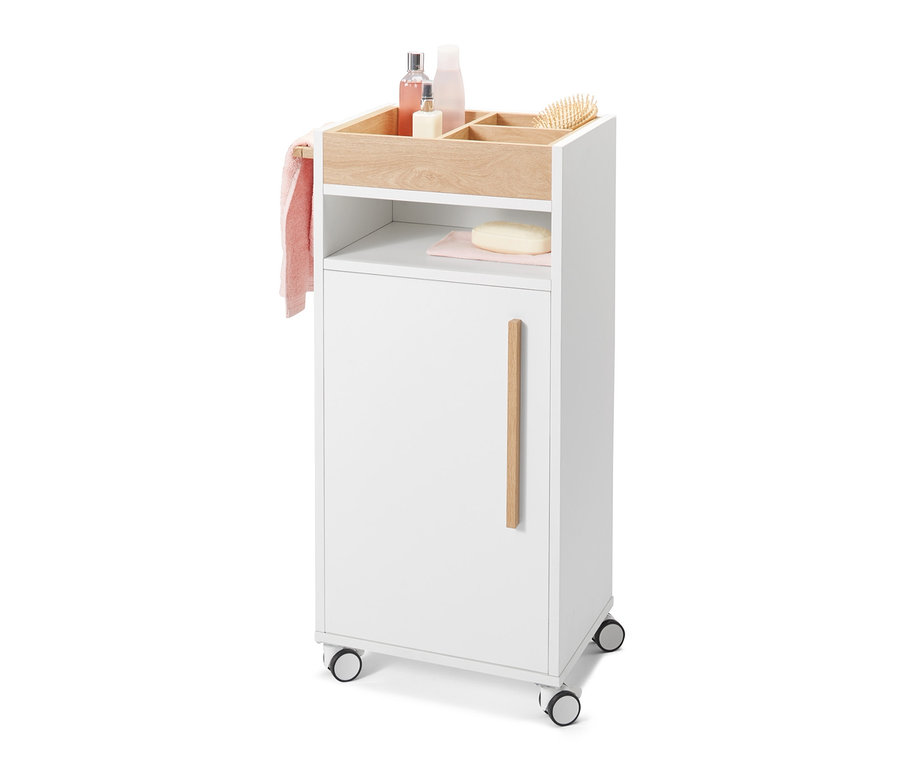 Weißer Bad-Beistellwagen »Eklund« mit Rollen, Handtuch und Badaccessoires.