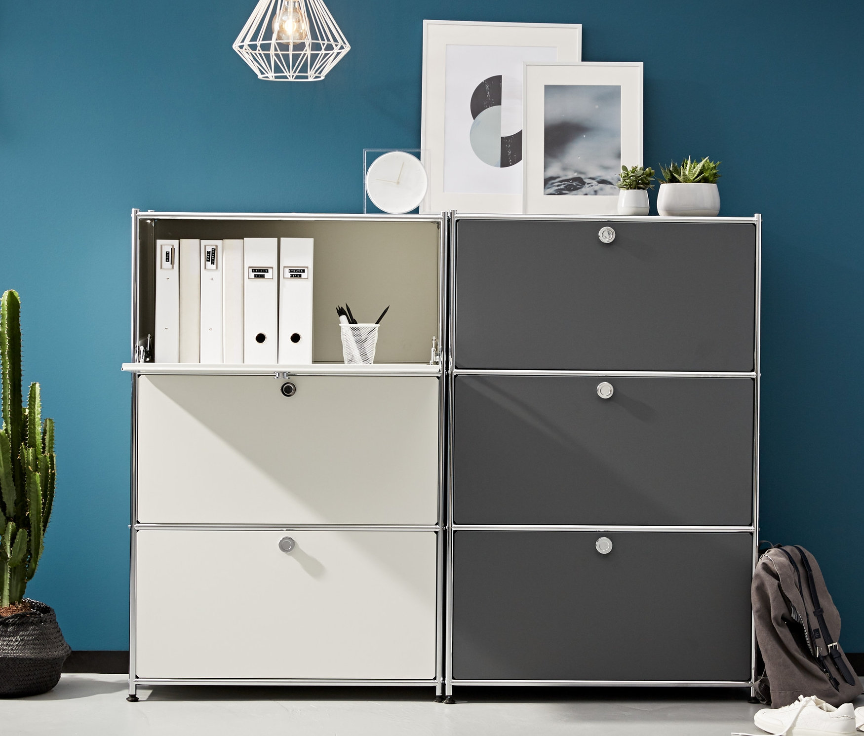 Zwei Metallregale mit je 3 Klappfächern stehen nebeneinander, eines ist weiß, das andere grau.