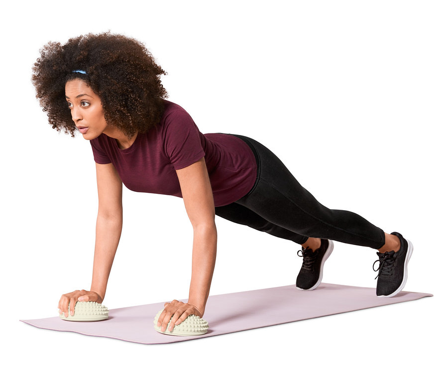 Frau macht Liegestütze auf 2 Balance-und-Massage-Pads.