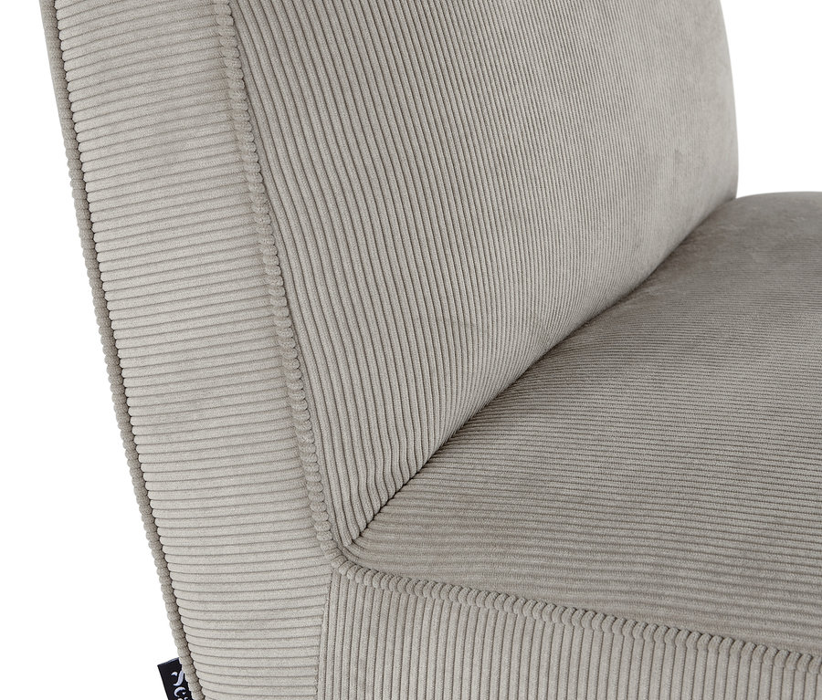 Detailansicht eines beigen Design-Sessels mit Fußhocker von SCAPA.