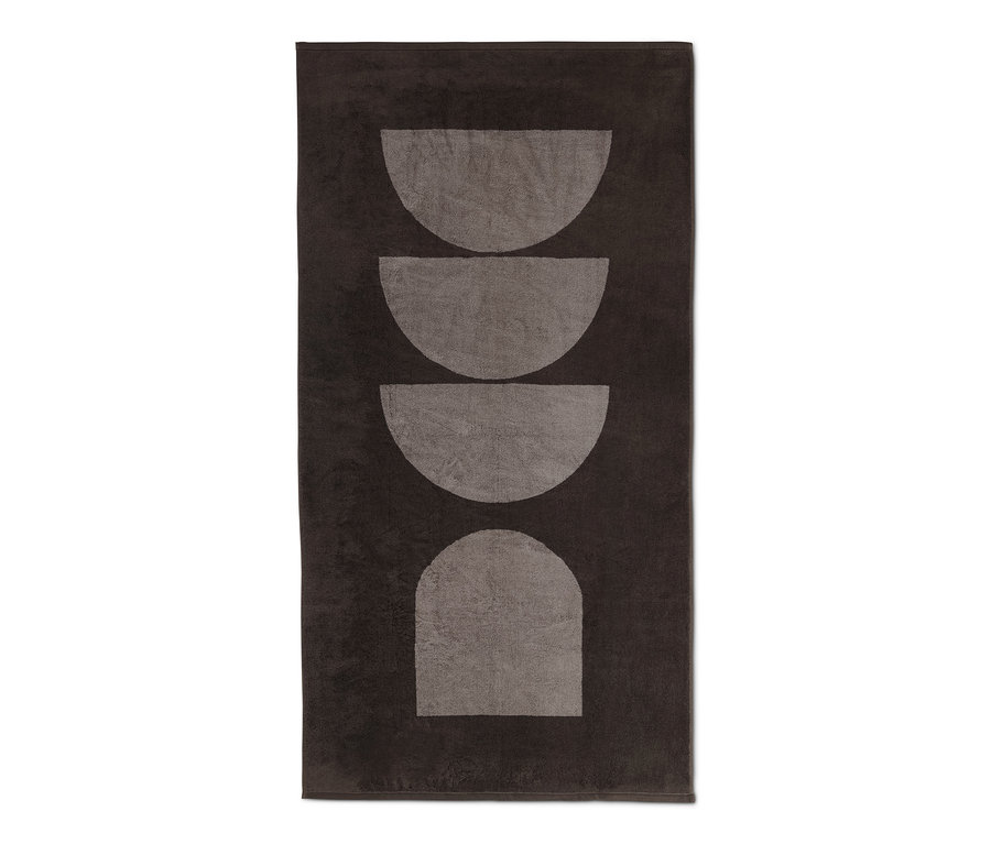Ein braunes Premium-Badetuch in XL-Größe mit geometrischem Muster.