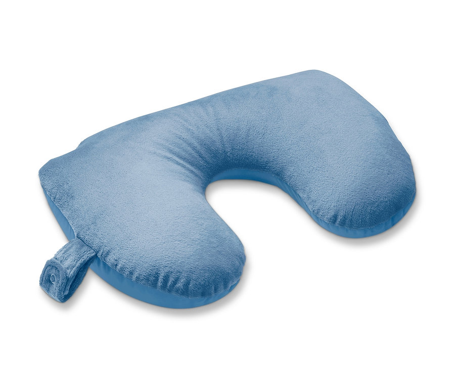 Blaues 2-in-1-Nackenkissen auf weißem Hintergrund.