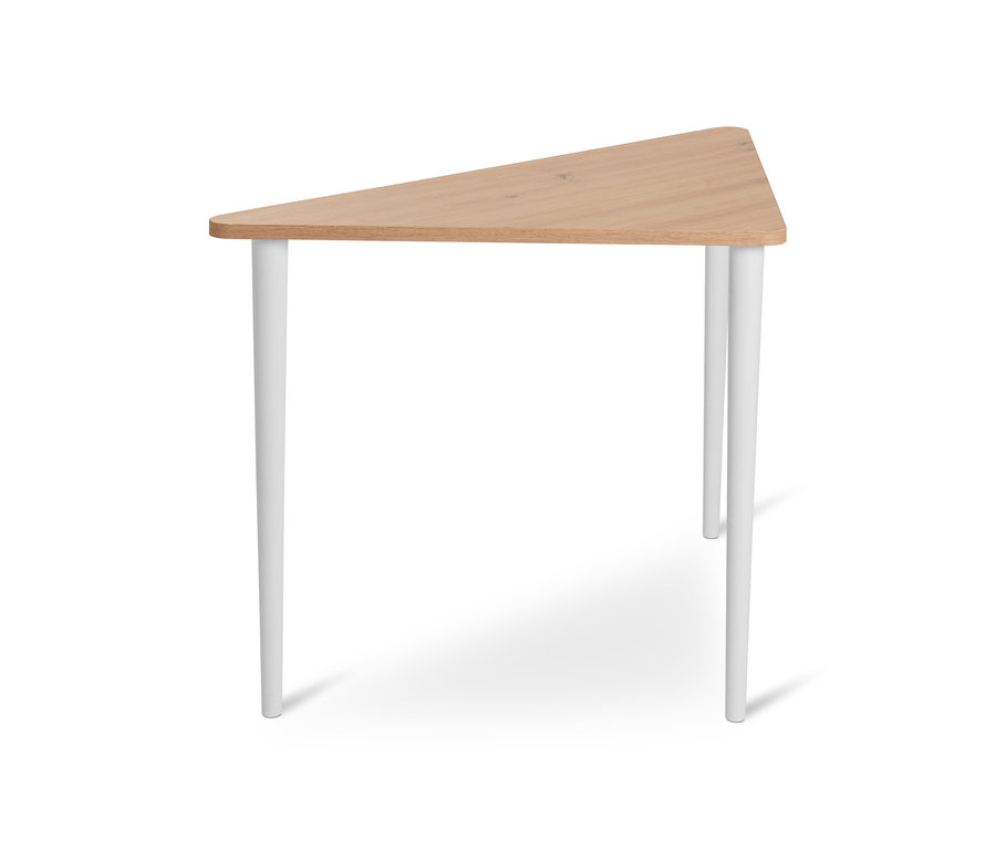 Dreieckiger Tisch mit Holzplatte und weißen Beinen.