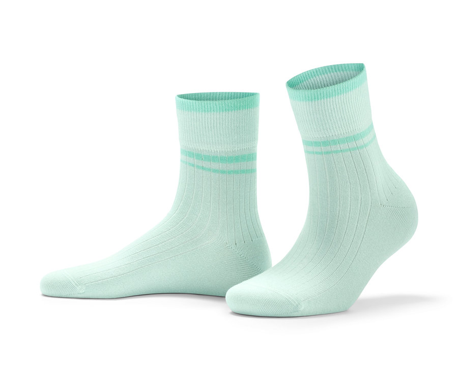 Zwei Paar hellgrüne Sportsocken.