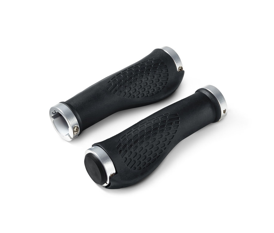 Zwei schwarze Fahrrad-Lenkergriffe mit Struktur und silbernen Enden liegen auf einem weißen Hintergrund.