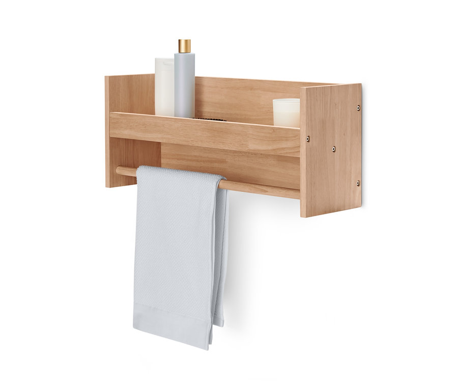 Ein Wand-Handtuchhalter aus Naturholz mit einem weißen Handtuch, Flaschen und einer Kerze.