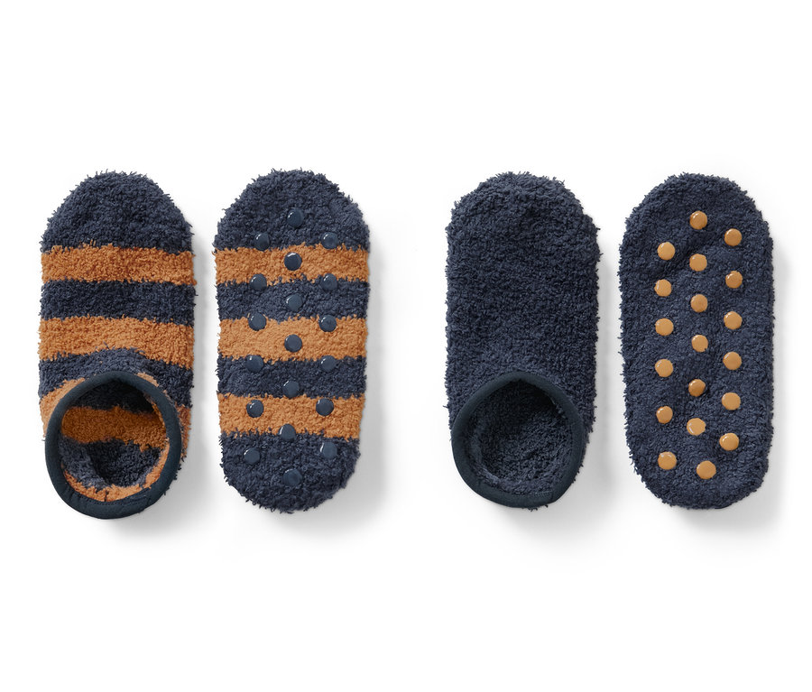 Zwei Paar Hausschuh-Socken, ein Paar blau mit braunen Streifen, das andere Paar einfarbig blau.