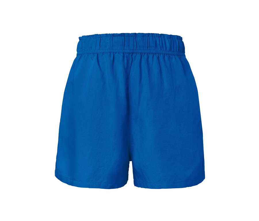 Blaue Leinen-Shorts vor weißem Hintergrund.
