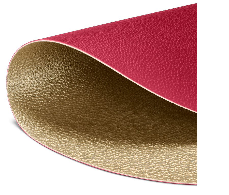 Detailansicht eines 4 wendbaren Platzsets mit einer roten und einer goldenen Seite.