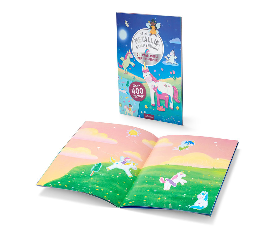 Zwei aufgeschlagene Bücher mit märchenhaften Illustrationen von Einhörnern und Feen, darunter "Mein Metallic-Stickerbuch »Die Zauberwelt der Einhörner«".