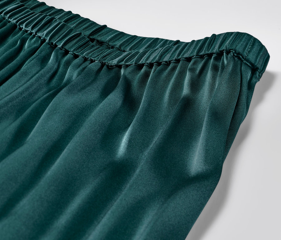 Detailansicht einer Pyjamahose aus reiner Seide mit elastischem Bund.