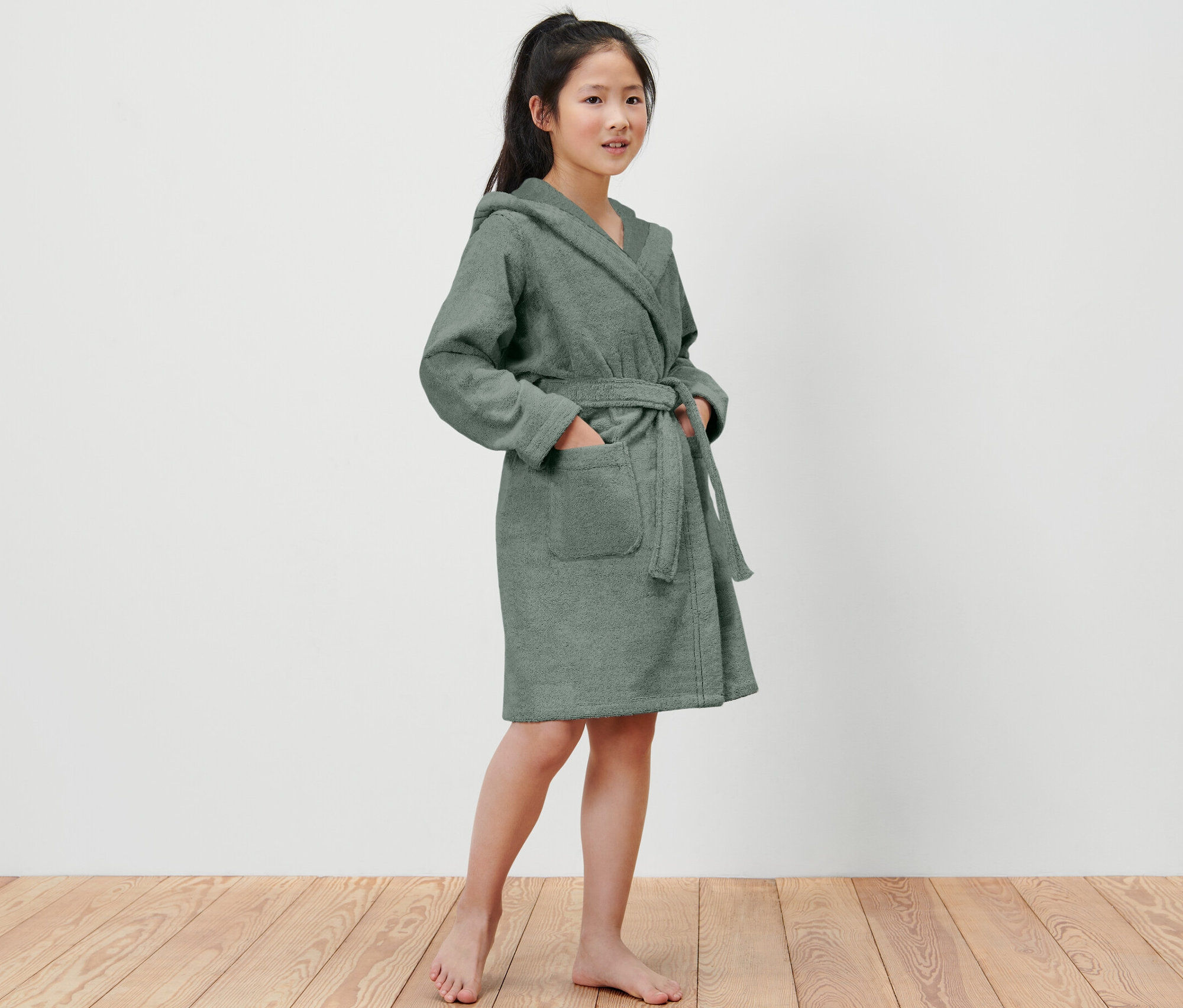 Mädchen im Kinder-Bademantel.