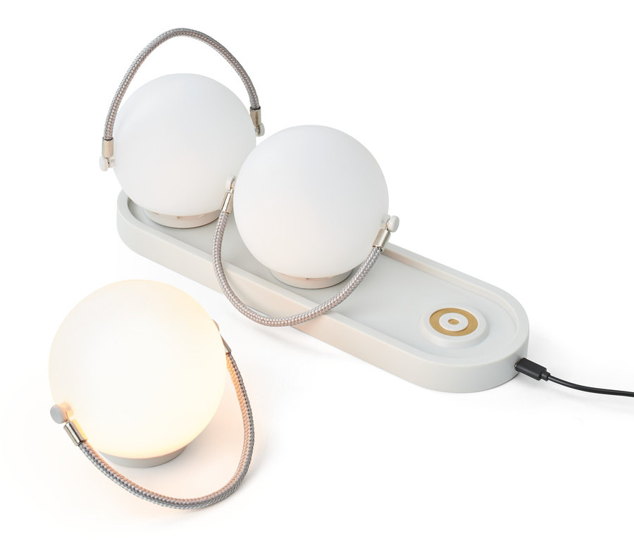 Akku-Tischleuchten-Set: Zwei Lampen auf einer Ladestation und eine einzelne Lampe.