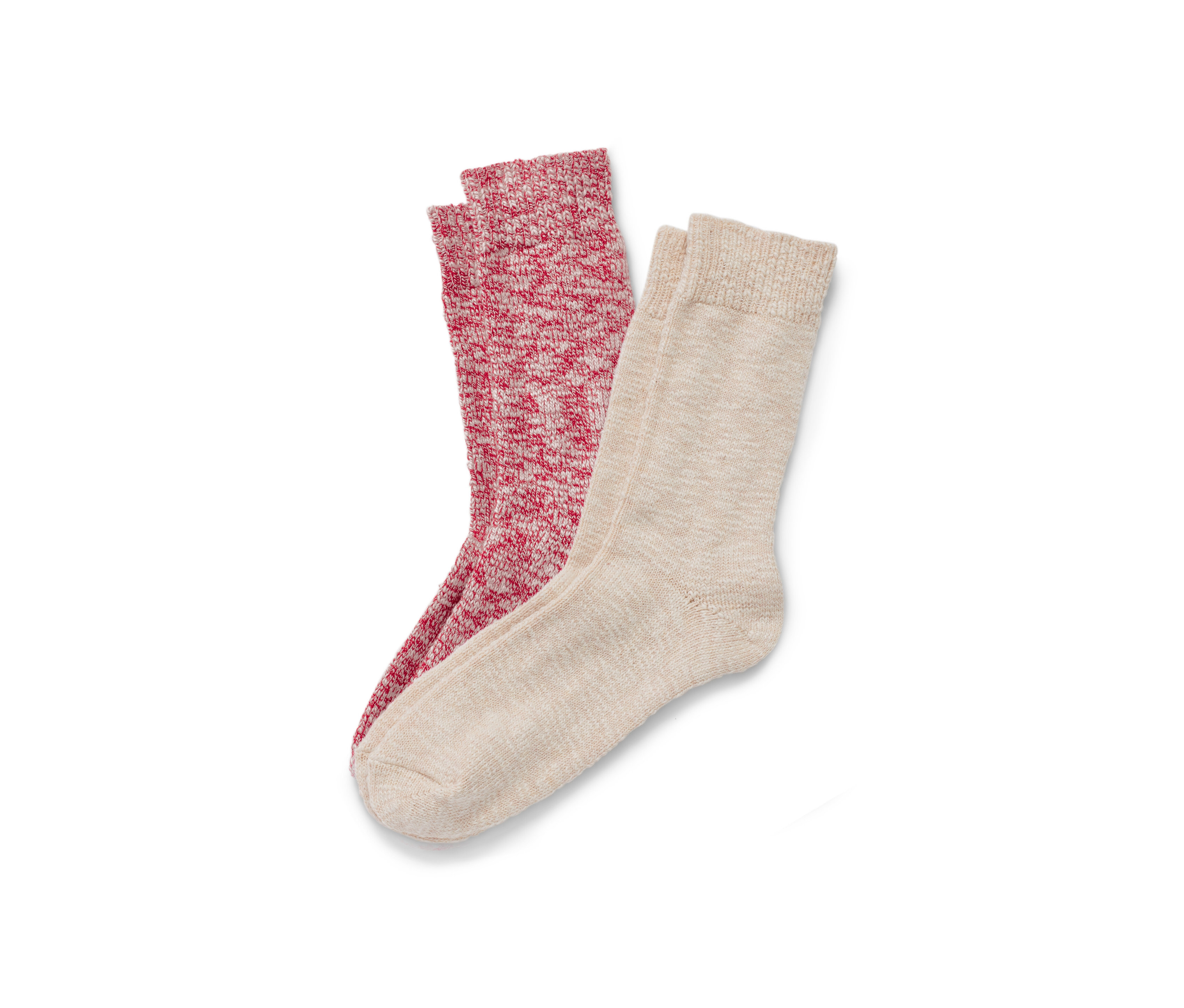 Zwei Paar Stricksocken liegen auf einem weißen Hintergrund.