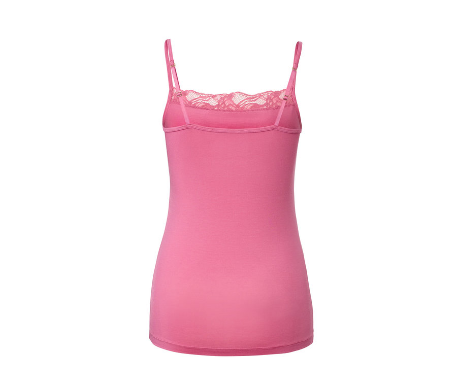 Rückansicht eines roséfarbenen Modal-Hemdchens mit Spitzenbesatz.