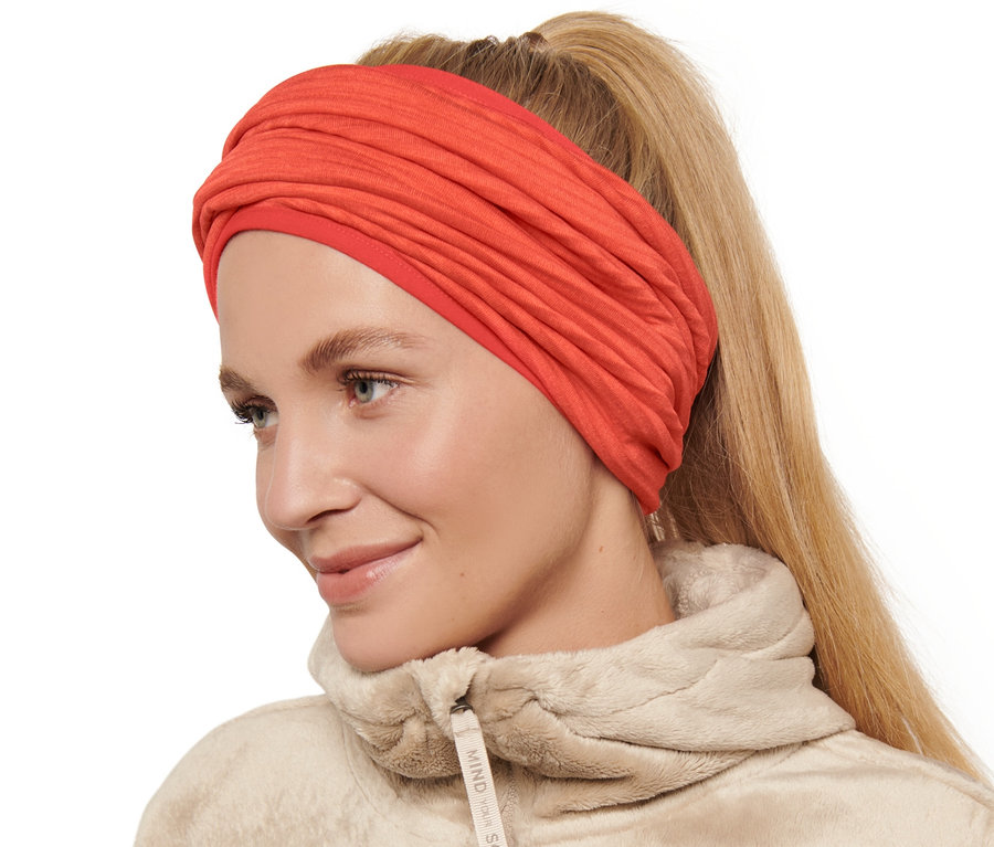 Frau trägt ein orangefarbenes Multifunktionstuch.