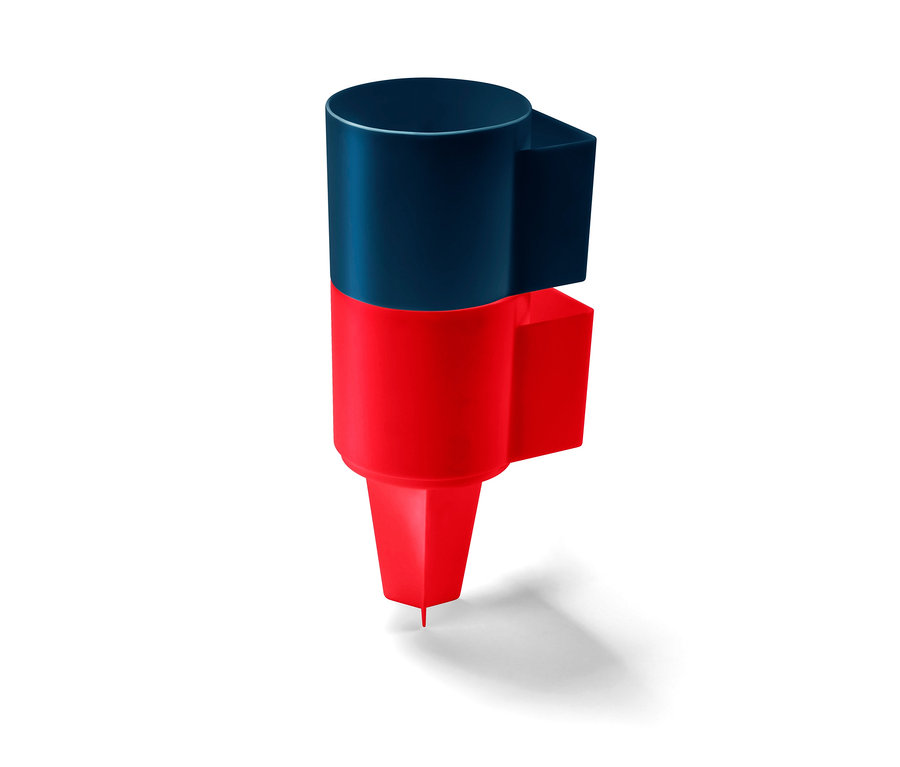 Nahaufnahme von einem rot-blauen 2 Strandbecher-Halter.