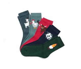 1x schieferblau mit platziertem Ziegen-Print, 1x taubenblau mit platziertem Hahn-Print, 1x rot mit platziertem Rind-Print, 1x dunkelblau mit platziertem Schwein-Print, 1x waldgrün mit platziertem Hahn-Print
