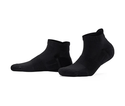 Zwei schwarze 3 Paar Profi-Laufsocken liegen auf einem weißen Hintergrund.